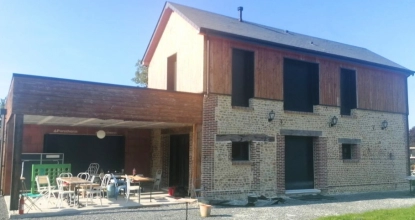 Image Construction d'une maison en bois autour d'une bâtisse en pierre dans le Pays d'Auge 